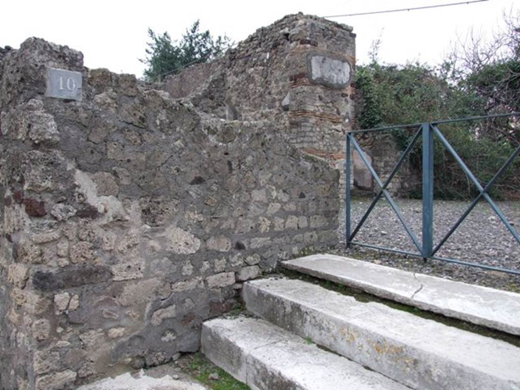 VI.17.10 Pompeii. December 2007. Entrance doorway.