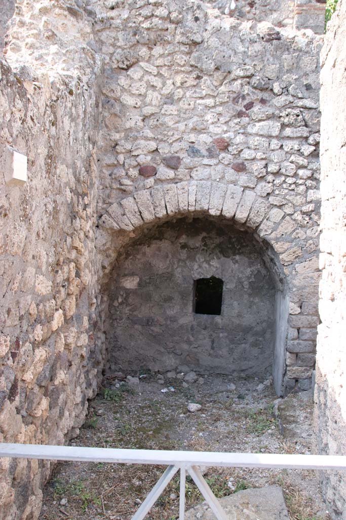 VI.17.11 Pompeii. September 2021. Looking west from entrance. Photo courtesy of Klaus Heese.