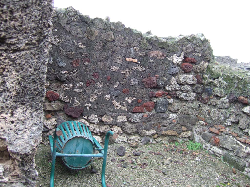 VI.17.13 Pompeii. December 2005. East wall and south-east corner of cubiculum on south side of entrance.
This cubiculum would be above the cellar at VI.17.14, which may have been a corridor/ramp/stairs leading to a lower level.
