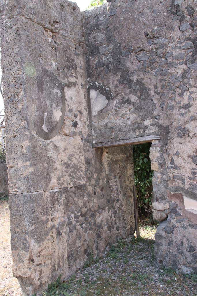 VI.17.13 Pompeii. September 2021. 
Looking towards south-west corner of triclinium with doorway. Photo courtesy of Klaus Heese.
