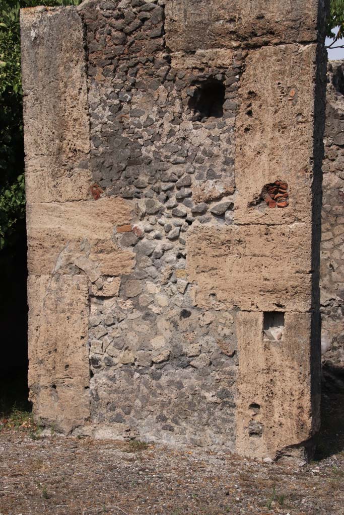 VI.17.13 Pompeii. September 2021. 
Detail of pilaster between two rooms on north side of atrium. Photo courtesy of Klaus Heese.
