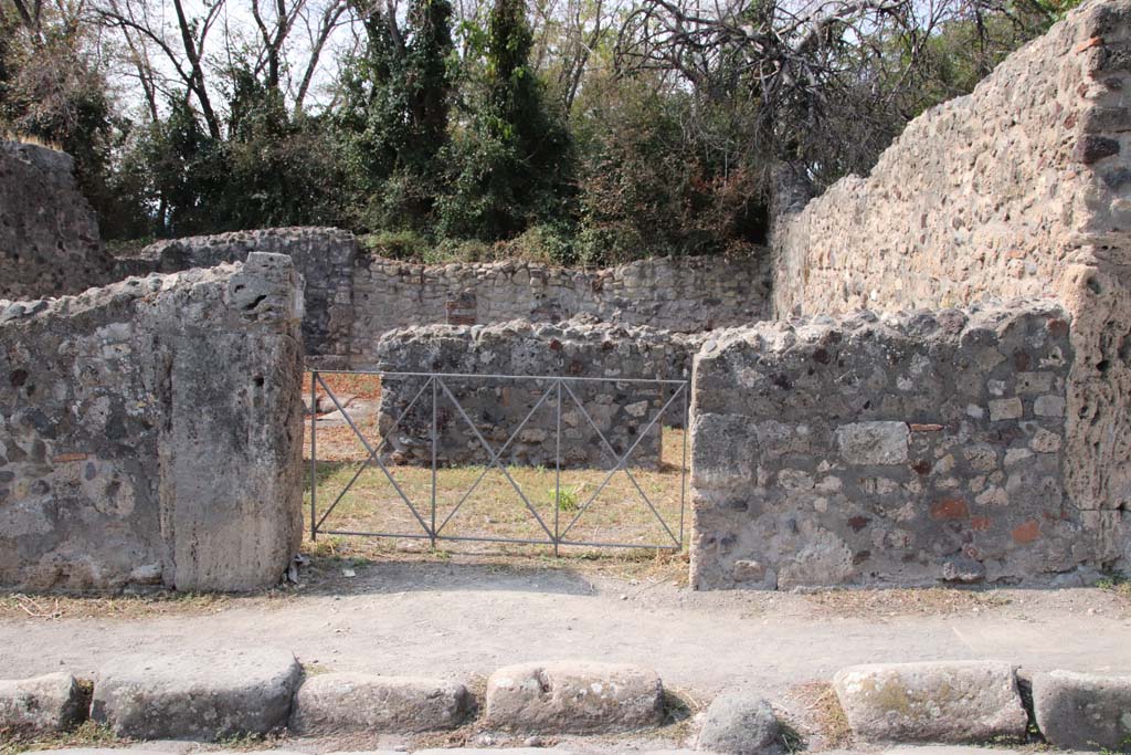 VI.17.15 Pompeii. September 2021. Looking west towards entrance doorway. Photo courtesy of Klaus Heese.