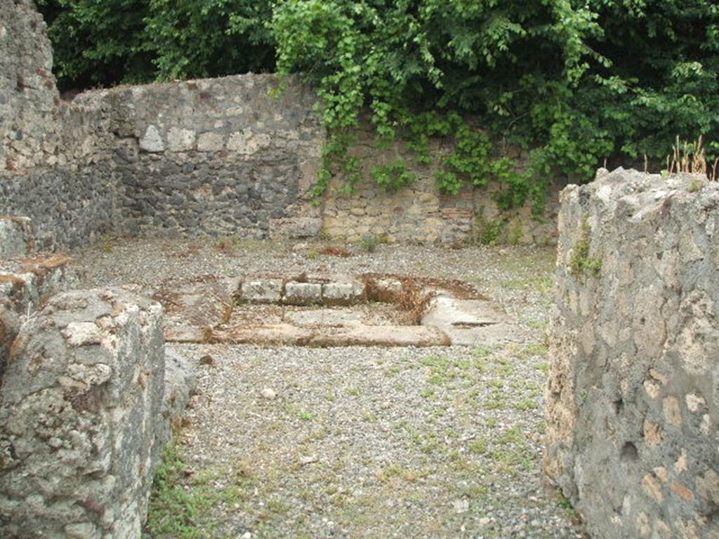 VI.17.16 Pompeii. May 2005. Impluvium in atrium.