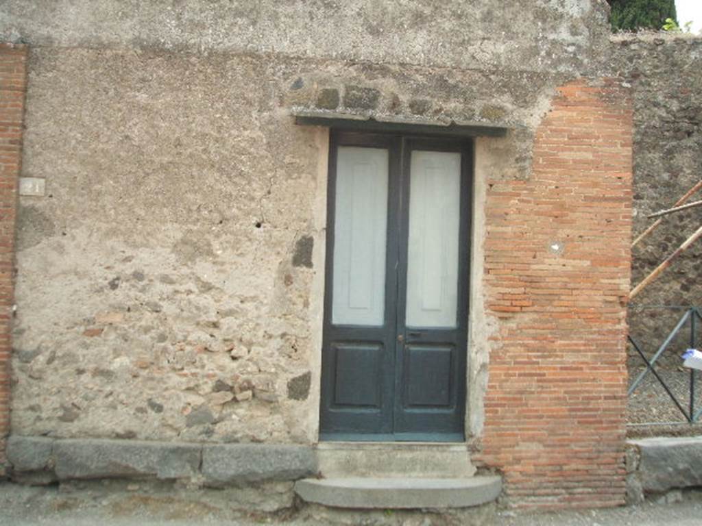 VI.17.21 Pompeii. May 2005. Looking west to entrance of shop, with original full-width threshold or sill.  According to Fiorelli  the dwelling at VI.17.23/25 had six shops attached to it, along the Via Consolare.
According to Breton 
On the street in front of the peristyle is a small building established and restored on the site of a shop; in this single room are exposed the four bodies moulded in 1863 by the process invented by Commander Fiorelli.
See Breton, Ernest. 1870. Pompeia, Guide de visite a Pompei, 3rd ed. Paris, Guerin. (p.280), and description of the plaster-casts when they were in the building (p.280-81).
(Note: Breton wrote these words in 1870, the plaster casts are no longer on display here).

