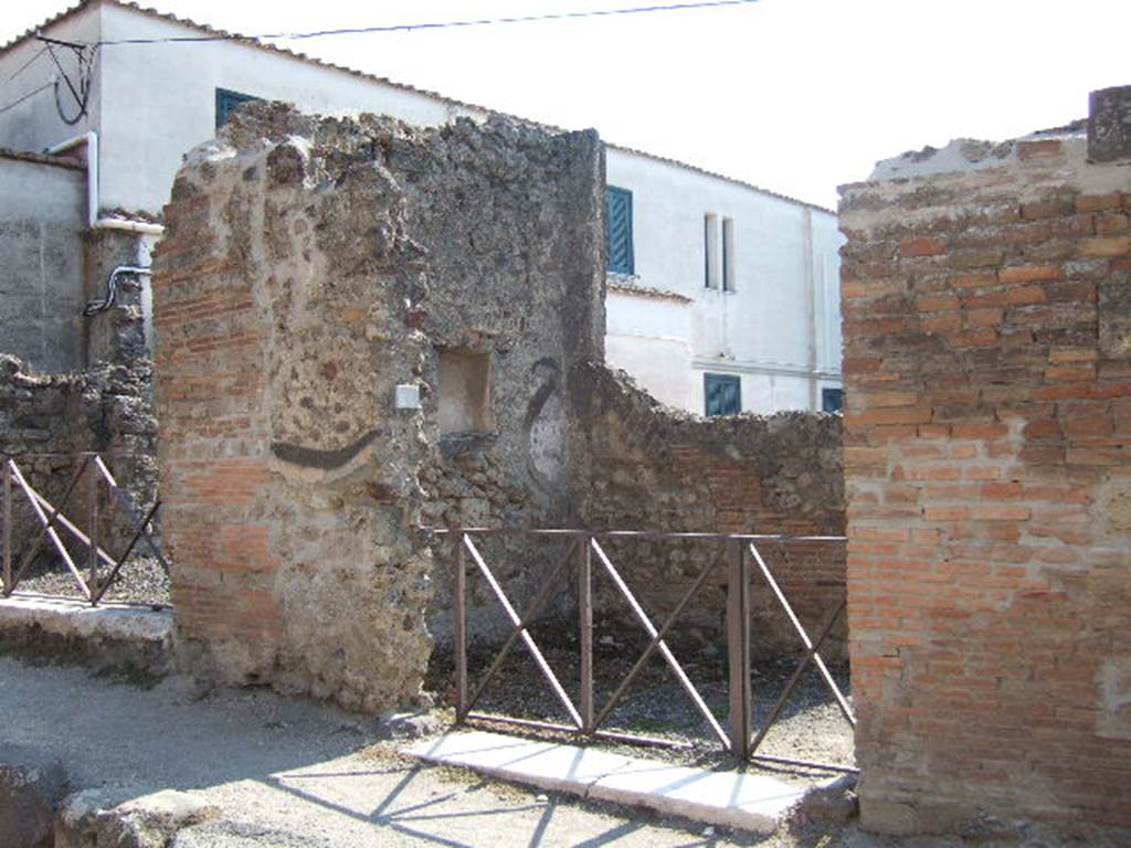 VI.17.24 Pompeii. May 2005. Entrance doorway on Via Consolare, looking south-west.