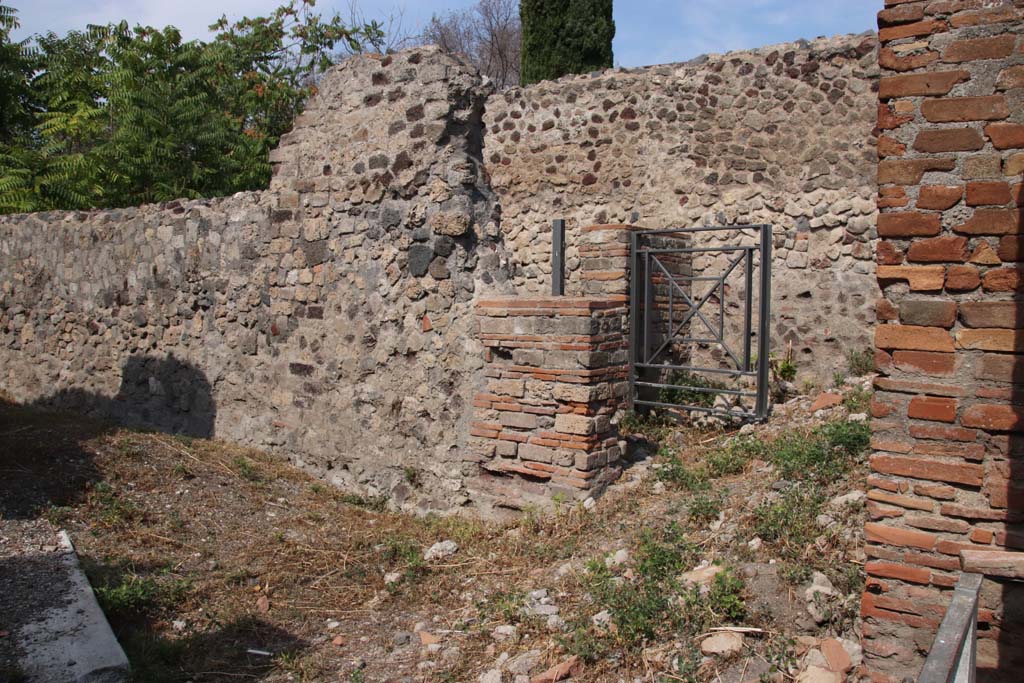 VI.17.24 Pompeii. September 2021. Looking north, towards small room with entrance to VI.17.23. Photo courtesy of Klaus Heese.