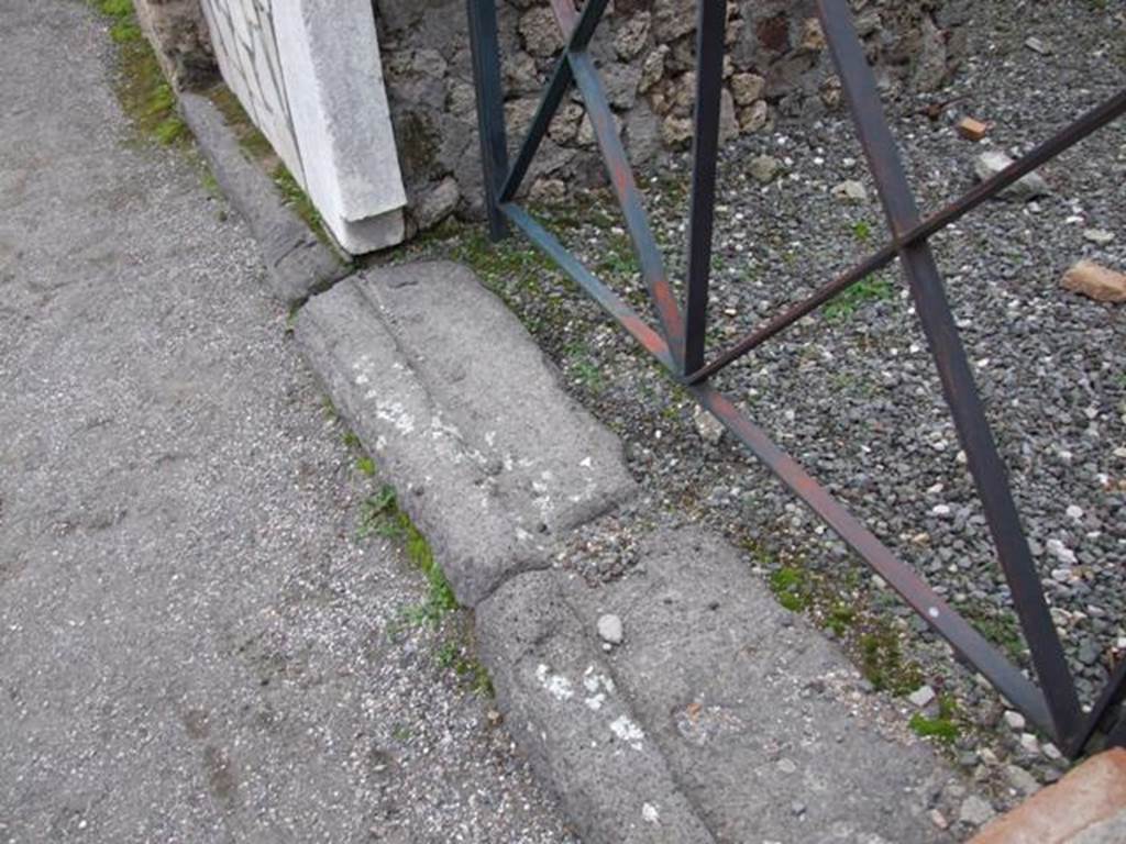 VI.17.31 Pompeii. December 2007. Threshold or sill, with grooves for closing the shutters.