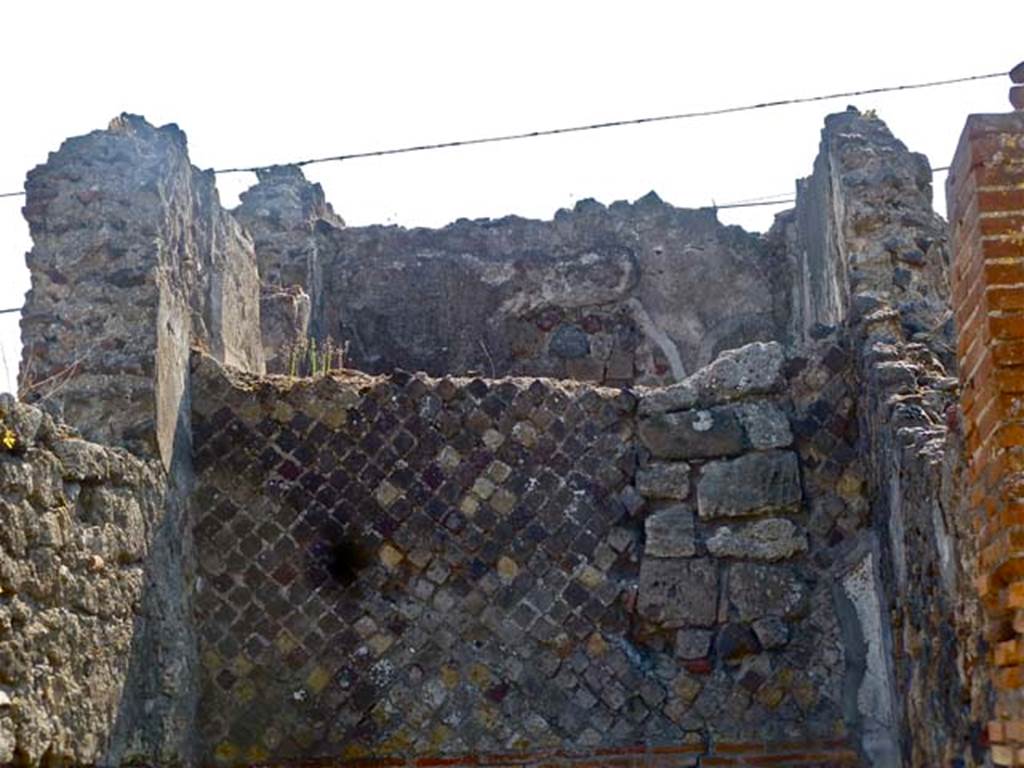 VI.17.34 Pompeii. May 2011. Looking west to upper level. Photo courtesy of Michael Binns.