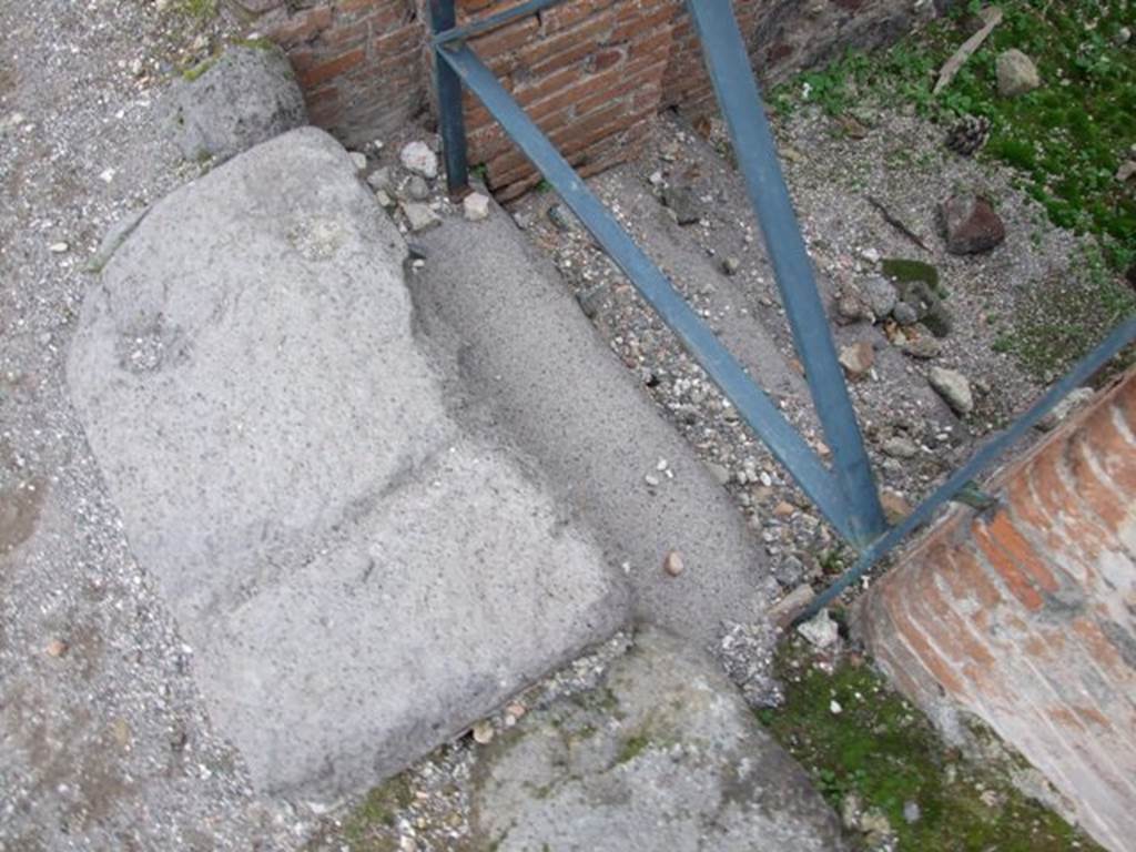 VI.17.35 Pompeii. December 2007. 4 steps down from Via Consolare.