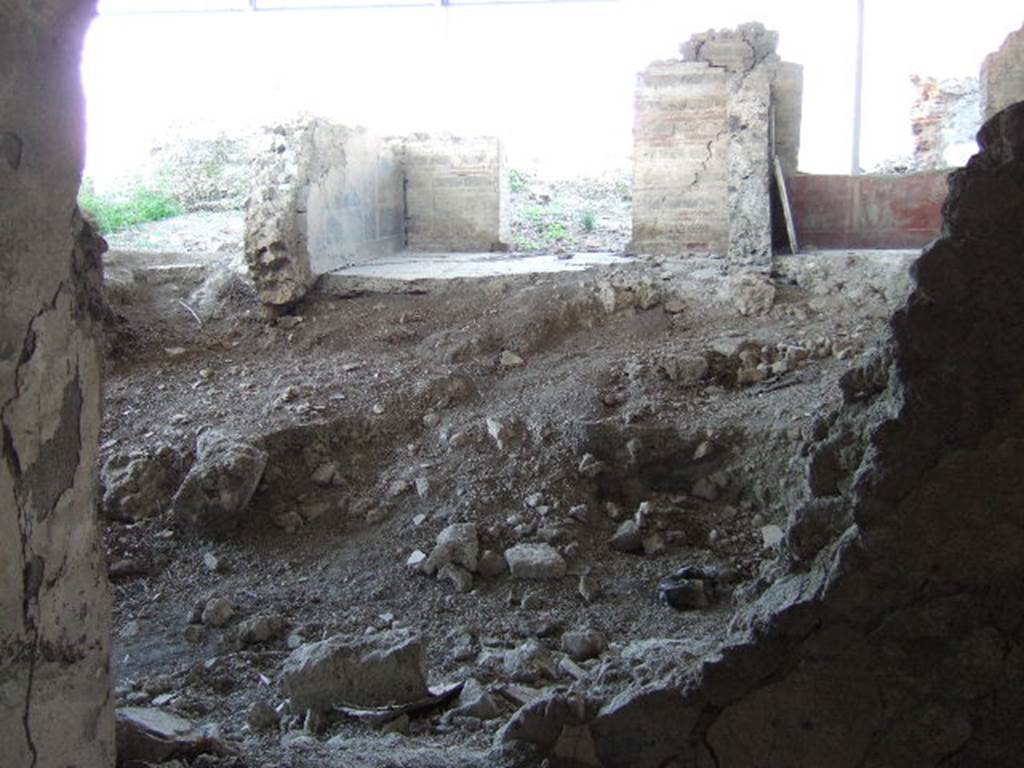 VI.17.36 Pompeii. May 2006. Photo taken from VI.17.41. Looking north to rooms on higher level. These are two cubicula from south side of VI.17.36. Room b is shown in the centre top of the photo, room a is on the centre right.


