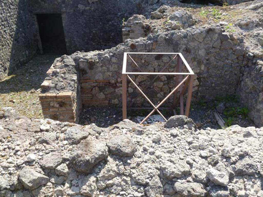 VI.17.37-36 Pompeii. May 2011. Looking west. Photo courtesy of Michael Binns.