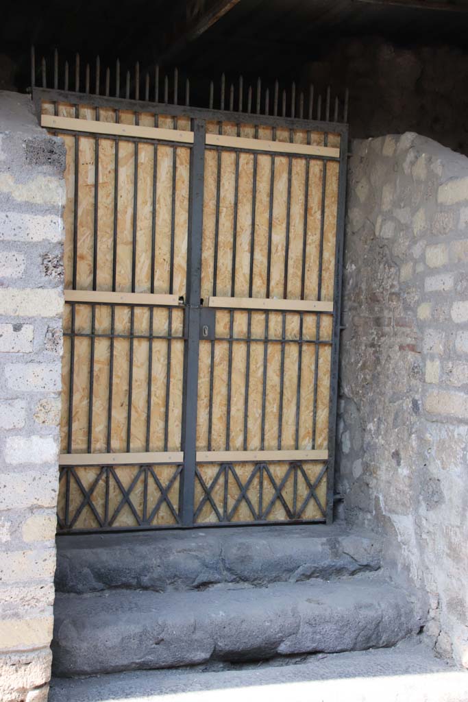 VI.17.41 Pompeii. September 2021. Entrance doorway with steps. Photo courtesy of Klaus Heese.