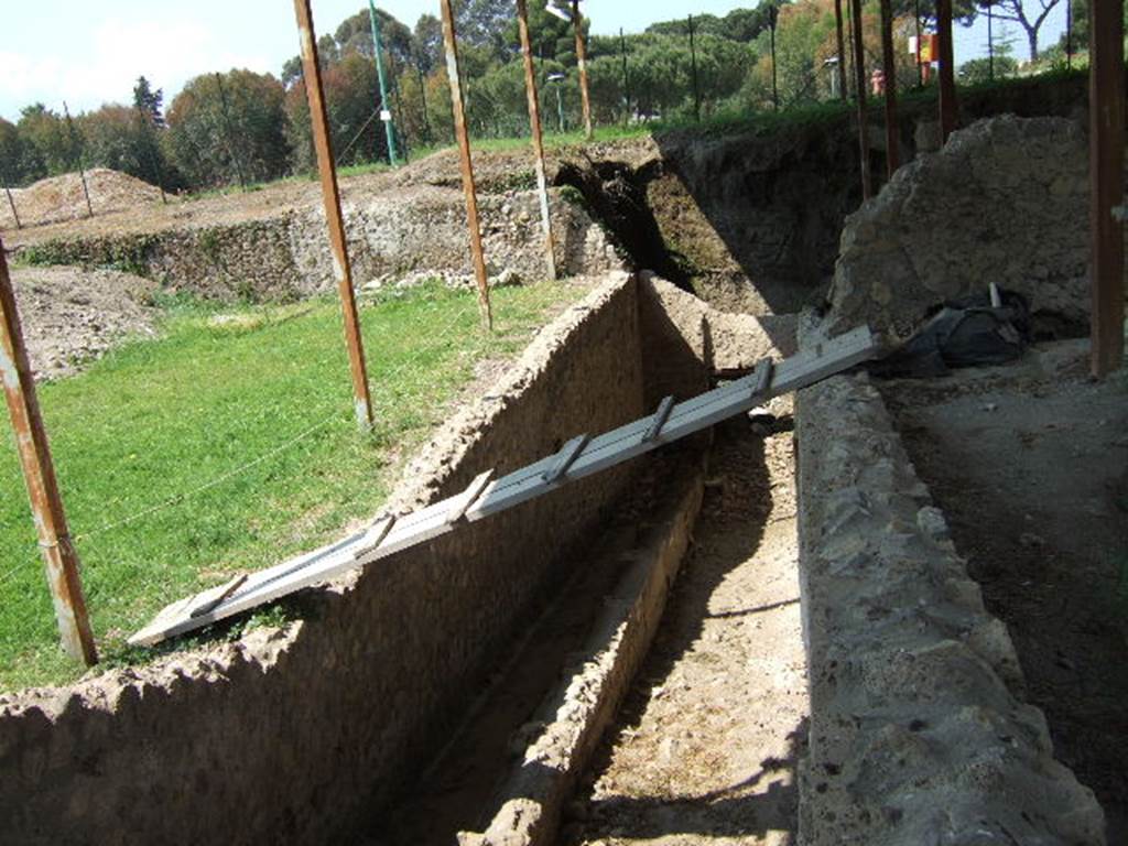 VI.17.42 Pompeii. May 2006. Looking west, along corridor from VII.16.22. The bottom of the garden of VI.17.42 is to the right of the corridor. The bottom of the garden of VII.16.22 is to the left of the corridor.