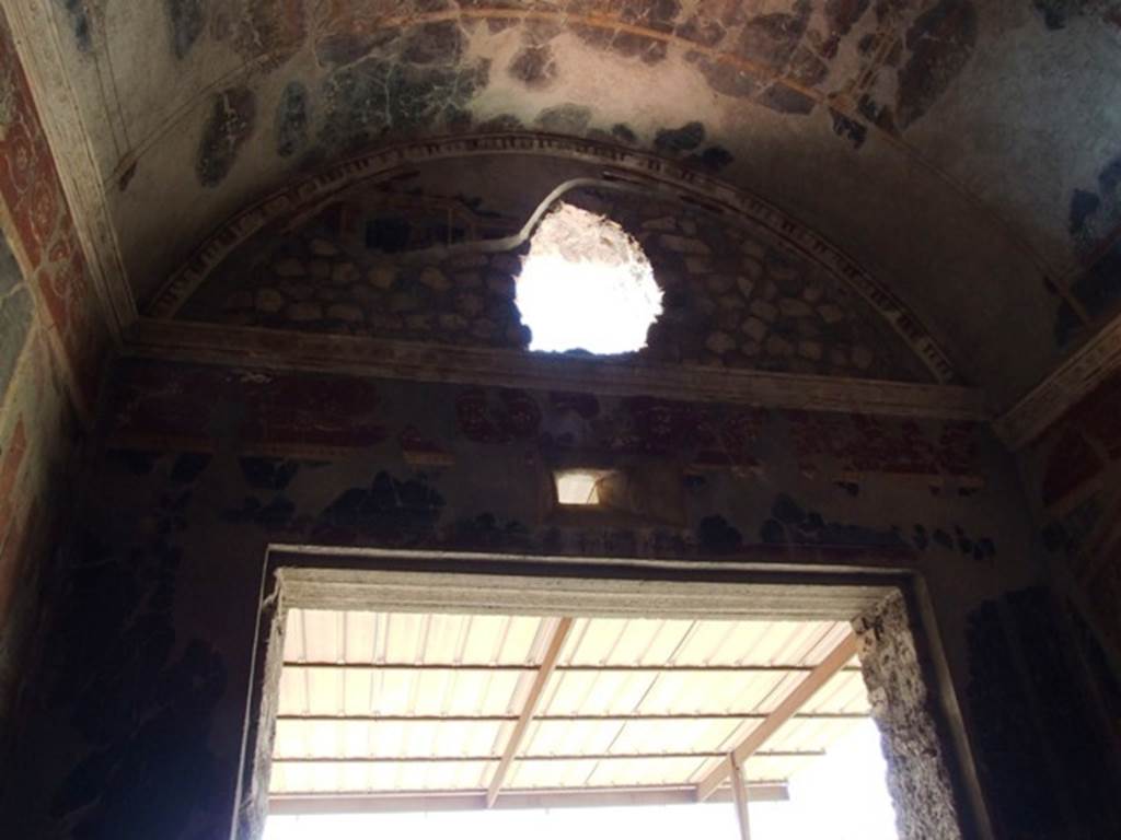 VI.17.42 Pompeii. December 2007. Triclinium 20 overlooking garden. West wall with window to garden.
