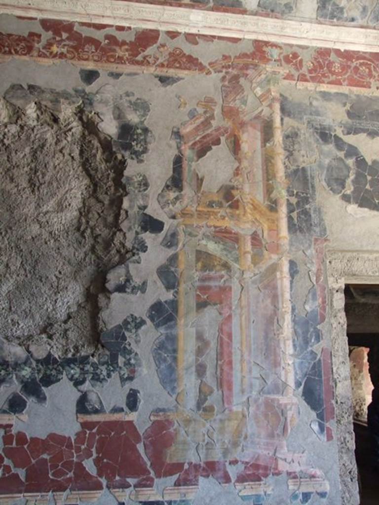 VI.17.42 Pompeii. December 2007. Triclinium 20 overlooking garden. Detail of architectural design painted on south wall.