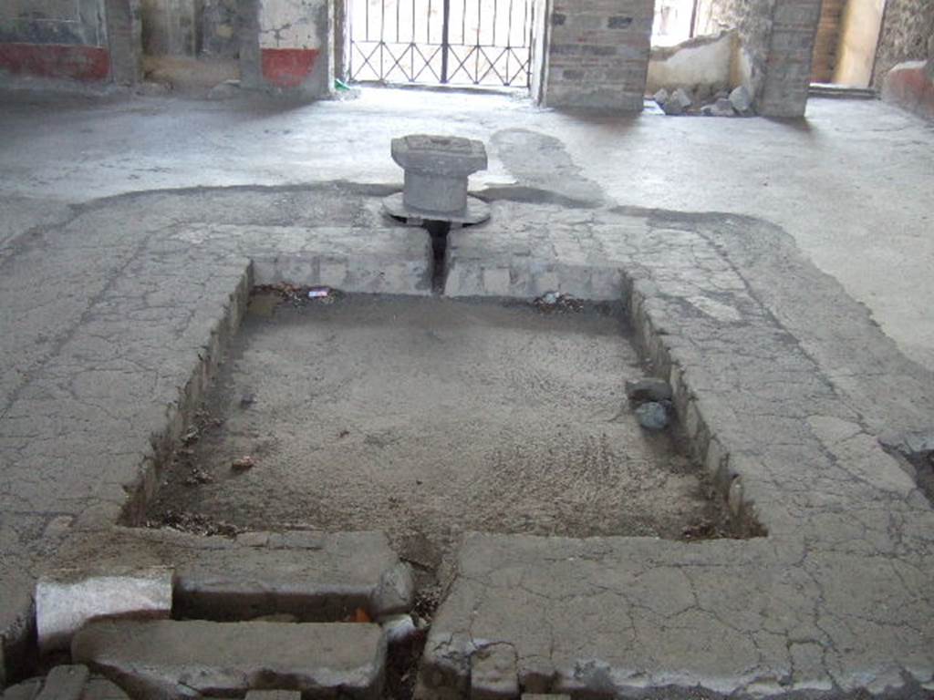 VI.17.42 Pompeii. May 2006. Impluvium in atrium 4. Looking east towards entrance.