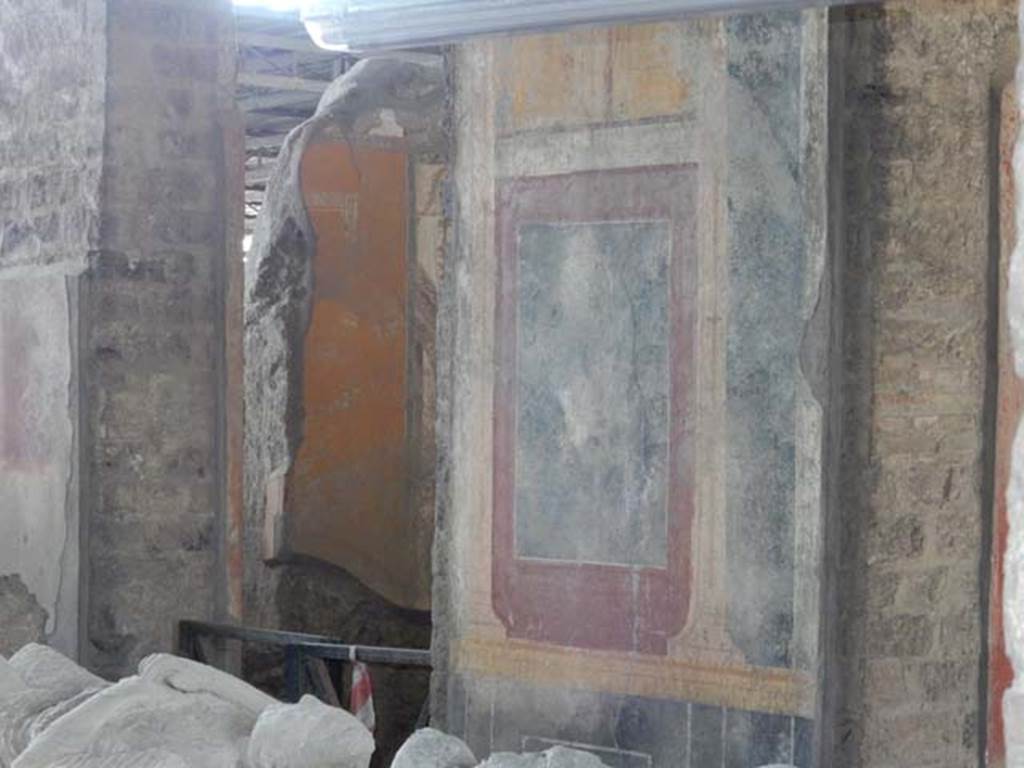 VI.17.42 Pompeii. May 2015. Painted panel on north side of atrium 4, between cubiculum 7 and triclinium 6. Photo courtesy of Buzz Ferebee. 

