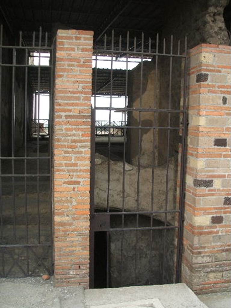 VI.17.43 Pompeii. May 2005. Entrance to lower floors.