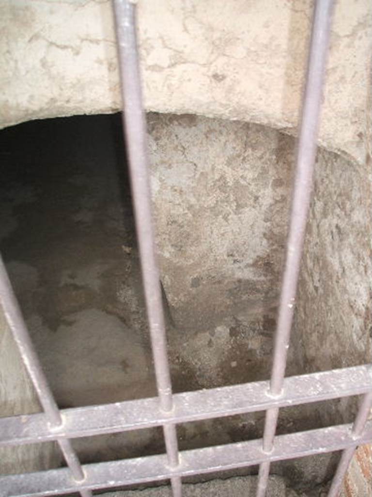 VI.17.43 Pompeii. May 2005. Looking into cellar from entrance.