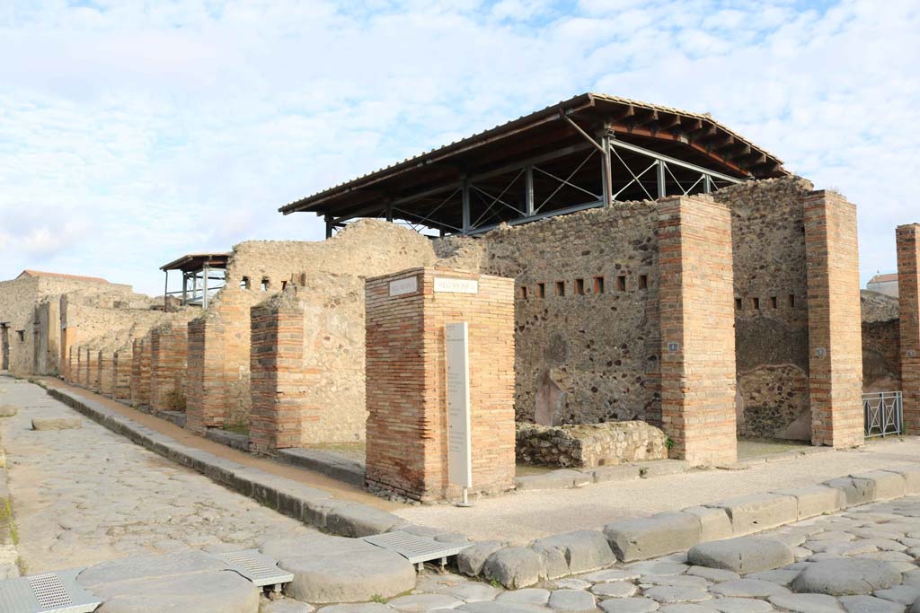 VII.1.1 Pompeii, centre right. December 2018. Looking north-east towards entrance to shop, linked to VII.1.62, centre left.
Vicolo del Lupanare, on left, Via dellAbbondanza, lower right. Photo courtesy of Aude Durand.

