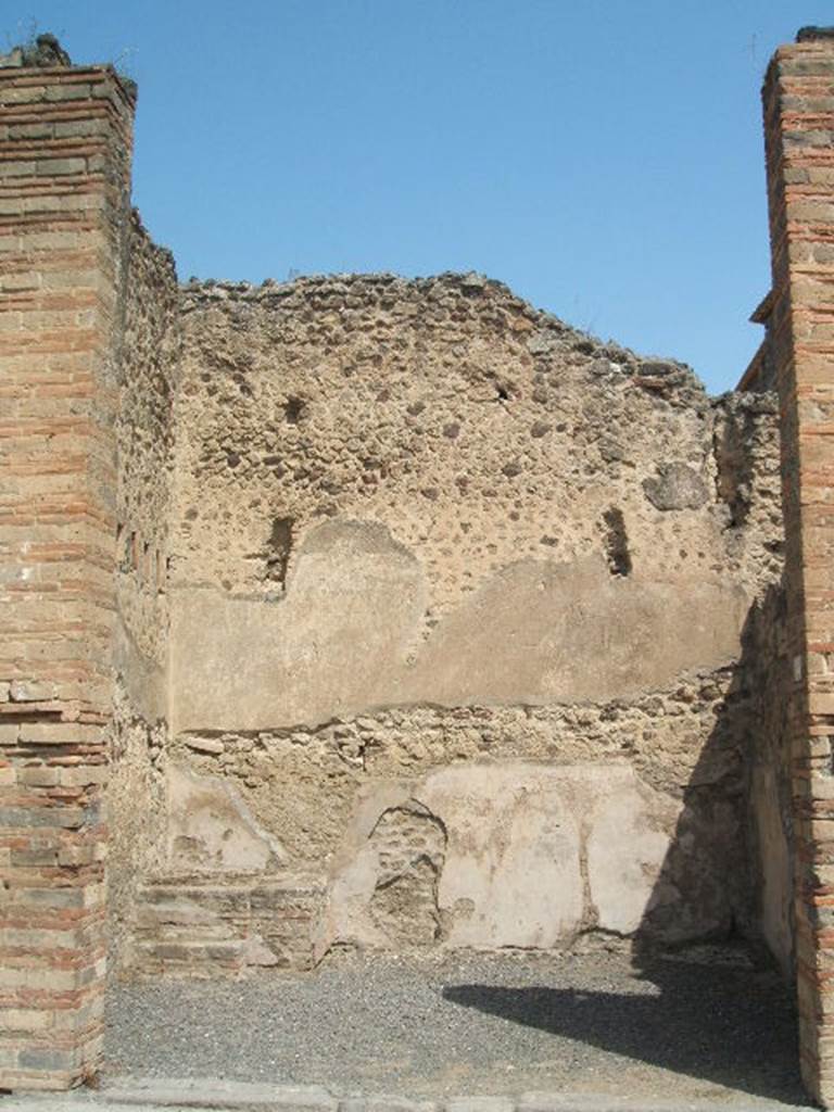 VII.1.3 Pompeii. May 2005. Entrance. In June 1855, graffiti were found on the right pilaster, see VII.1.4 Found in June 1855, on the pilaster on the left, between VII.1.2 and VII.1.3 was the following graffito

[]m  Sabinum   [CIL IV 751]

See Pagano, M. and Prisciandaro, R., 2006. Studio sulle provenienze degli oggetti rinvenuti negli scavi borbonici del regno di Napoli.  Naples : Nicola Longobardi. (p.172) 

