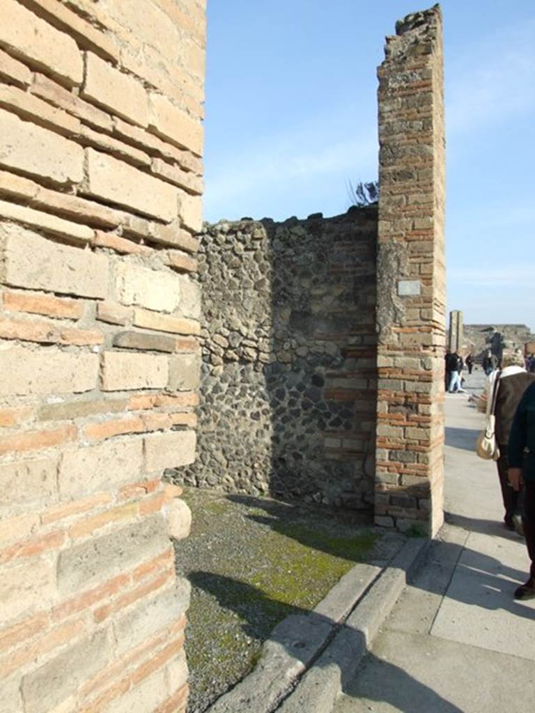 VII.1.4 Pompeii. December 2007.  Entrance, looking east along Via dellAbbondanza. In June 1855, various painted graffiti were found on the pilaster between VII.1.3 and 4, on the left.

Holconium  aed(ilem)  o(ro)  v(os)  f(aciatis)  Clodius   [CIL IV 752]

[L(ucium)]  Popidium  [L(uci)]  f(ilium)   [CIL IV 779]

Popidium  aed(ilem)
Proculus  rog(at)    [CIL IV 727]

See Pagano, M. and Prisciandaro, R., 2006. Studio sulle provenienze degli oggetti rinvenuti negli scavi borbonici del regno di Napoli. Naples : Nicola Longobardi.  (p.173)

According to Della Corte, he believed the owner of the workshop to be Clodius, and possibly his workers were cloakmakers?, due to the recommendations found on the pilaster between VII.1.3 and VII.1.4.

Clodius (rogat)   [CIL IV 752] (see above)

Gavium Rufum
[...]
Sagari rog(ant)   [CIL IV 753]

See Della Corte, M., 1965.  Case ed Abitanti di Pompei. Napoli: Fausto Fiorentino. (p.231)
