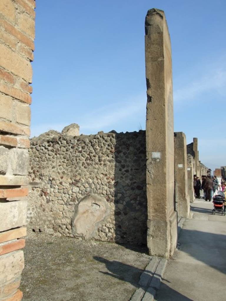 VII.1.5 Pompeii. December 2007. Entrance. In June 1855, various painted graffiti were found on the pilaster between VII.1.4 and 5, on the left.

L(ucium) Popidium L(uci) f(ilium) aed(ilem)
d(ignum) r(ei) p(ublicae) o(ro) v(os) f(aciatis)   [CIL IV 754]

P(ublium)  V( )  N( )    [CIL IV 755]

Modestum quin(quennalem) Sagata rogat   [CIL IV 756]

See Pagano, M. and Prisciandaro, R., 2006. Studio sulle provenienze degli oggetti rinvenuti negli scavi borbonici del regno di Napoli.  Naples : Nicola Longobardi.  (p.172)
