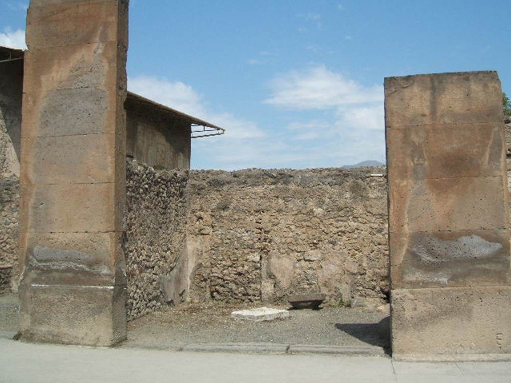 VII.1.6. Pompeii. May 2005. Entrance. In June 1855, various painted graffiti were found on the pilaster between VII.1.5 and 6, on the left.

Gavium
Rufum
II vir(um) o(ro) v(os) f(aciatis)   [CIL IV 757]

Nummianum   [CIL IV 758]

Postumium     [CIL IV 758a]

Also the following graffiti was found in October 1855, on the third pilaster from the entrance to the garden of the new baths, that was between VII.1.5 and 6

Vales
Stronnius
Venustus
Sestius     [CIL IV 2076]

See Pagano, M. and Prisciandaro, R., 2006. Studio sulle provenienze degli oggetti rinvenuti negli scavi borbonici del regno di Napoli.  Naples : Nicola Longobardi. (p.173)
