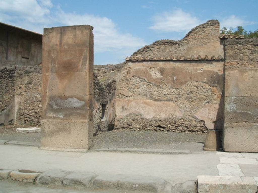 VII.1.7 Pompeii. May 2005. Entrance. Graffiti found on pilaster between VII.1.7 and 8, included Vesonius Primus asks for Cn. Helvius Sabinus, worthy of public office, as aedile.  [CIL IV 3477]. See Cooley, A. and M.G.L., 2004. Pompeii : A Sourcebook. London : Routledge. (p.121, F42)