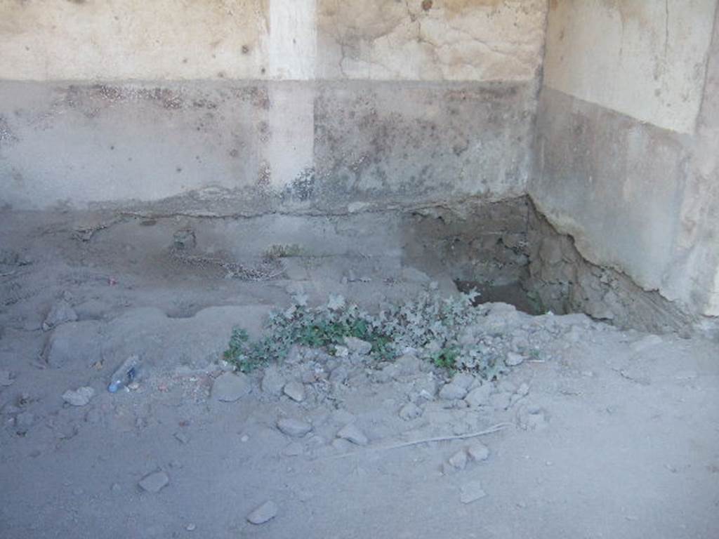 VII.1.8 Pompeii. December 2006. Looking north across floor of room Q, the office of the baths superintendent.

