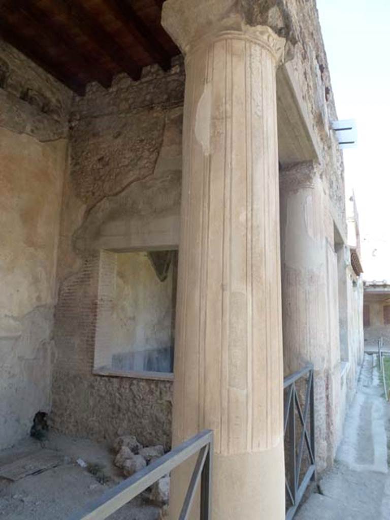 VII.1.8 Pompeii. June 2012. Room R, bowling players room. Looking past central column towards east wall with window into room Q. Photo courtesy of Michael Binns.