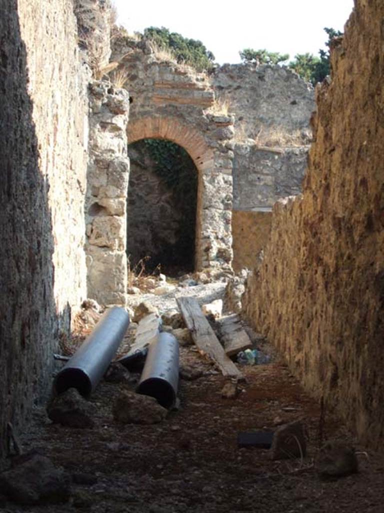 VII.1.8 Pompeii. September 2005. Corridor running south to arch under stairs of VII.1.59.