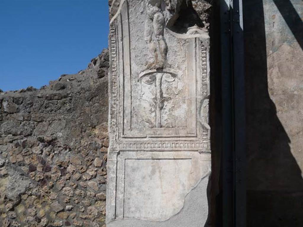 VII.1.8 Pompeii. May 2012. Nymphaeum G. Detail of arched stucco plaster on south wall. Photo courtesy of Buzz Ferebee.
