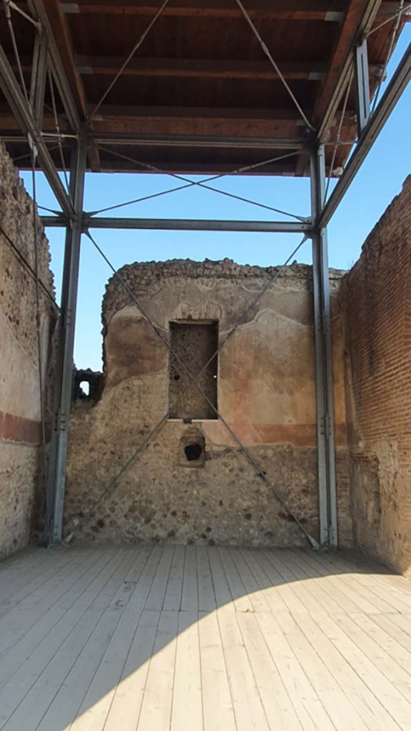 VII.1.8 Pompeii. July 2021. 
Looking towards west wall of nymphaeum F, with niche.
Foto Annette Haug, ERC Grant 681269 DÉCOR
