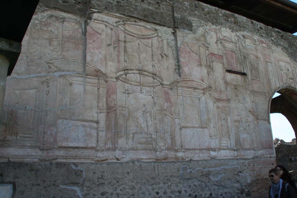 VII.1.8 Pompeii. April 2013. Detail of plaster on wall in south-west corner of gymnasium C. 
Photo courtesy of Klaus Heese.
