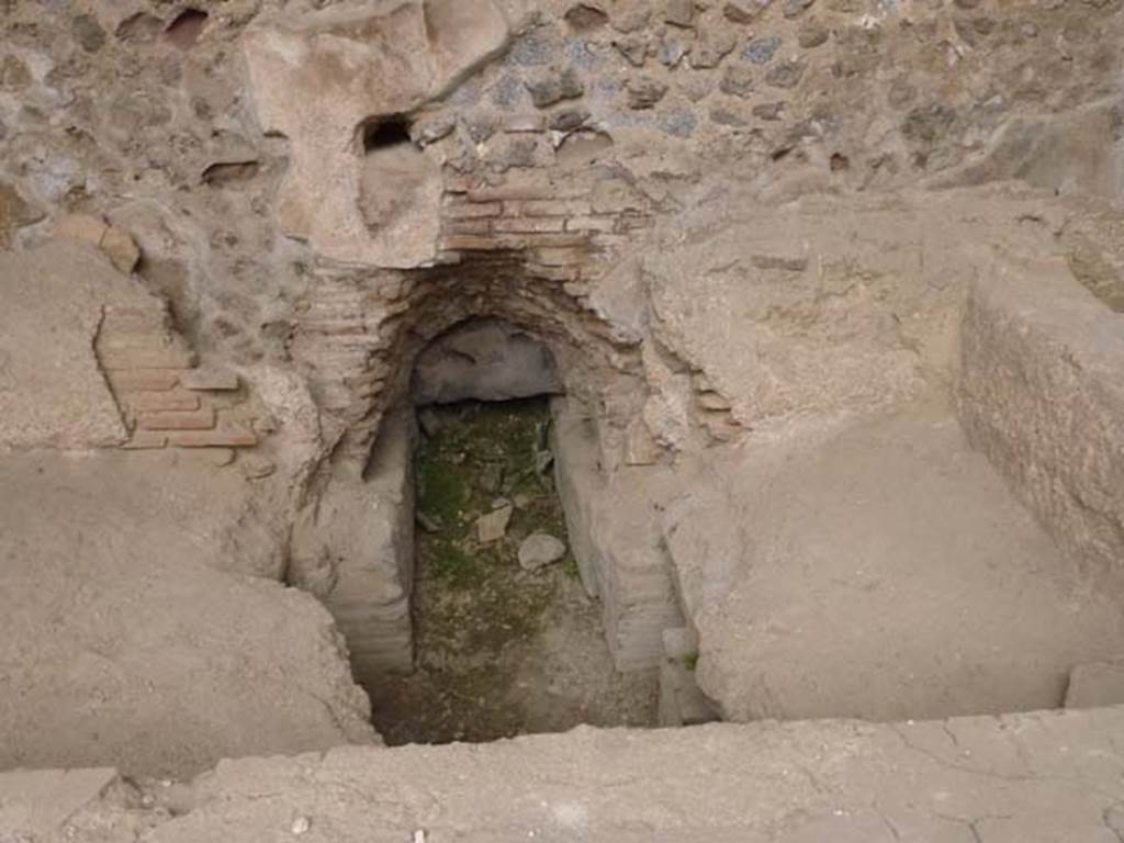 VII.1.8 Pompeii. June 2012. Recess in east wall at base of men’s tepidarium 3 pool. Photo courtesy of Michael Binns.