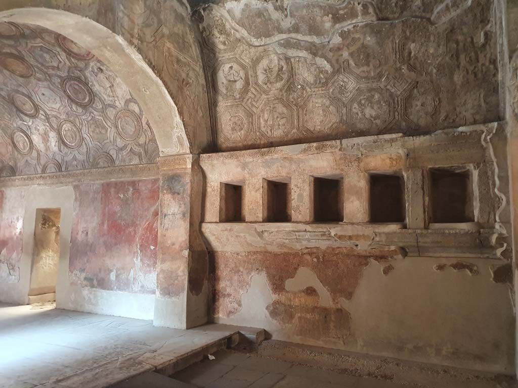 VII.1.8 Pompeii. July 2021. 
Looking west along north wall from men’s changing room 2, on right, towards north wall of Vestibule 1, on left.
Foto Annette Haug, ERC Grant 681269 DÉCOR
