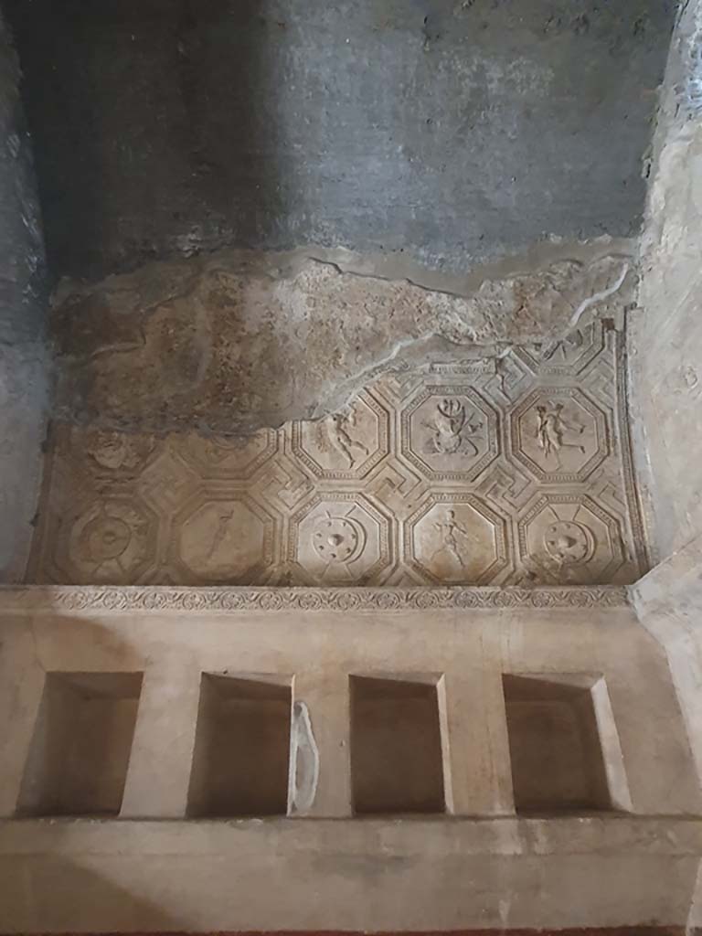 VII.1.8 Pompeii. July 2021. Detail of stucco above niches on south wall at west end. 
Foto Annette Haug, ERC Grant 681269 DÉCOR
