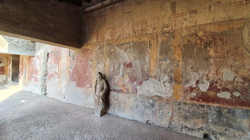 VII.1.8 Pompeii. July 2021. 
Looking towards north wall of portico B. On the left is the doorway leading into the latrine, on north side of Gymnasium C.
Foto Annette Haug, ERC Grant 681269 DÉCOR


