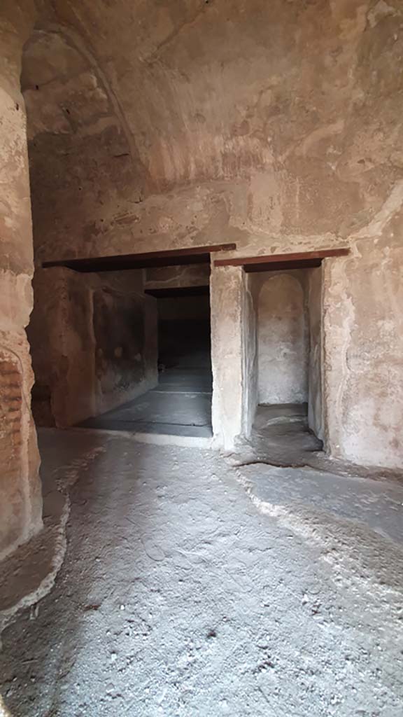 VII.1.8 Pompeii. July 2021. 
Looking north through entrance towards doorways to latrine O and cella P. 
Foto Annette Haug, ERC Grant 681269 DÉCOR
