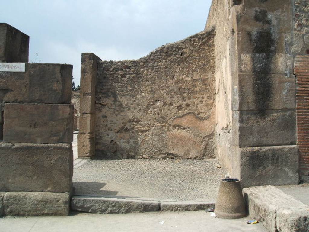 VII.1.13 Pompeii. May 2005. Entrance. Looking west from Via Stabiana.
In July 1853, graffiti was found between VII.1.13 and 14, on the right:

Pansam  aed(ilem)
o(ro)  v(os)  f(aciatis)   [CIL IV 959]

Cuspium  Pansam
aed(ilem)  lignari(i)  universi  rog(ant)    [CIL IV 960]

See Pagano, M. and Prisciandaro, R., 2006. Studio sulle provenienze degli oggetti rinvenuti negli scavi borbonici del regno di Napoli.  Naples : Nicola Longobardi. (p.169)
