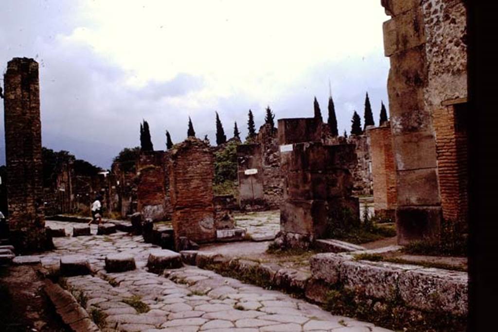 VII.1.13, on right,  Pompeii. 1964. Looking south-west from Via Stabiana towards entrance doorway, on right. Photo by Stanley A. Jashemski.
Source: The Wilhelmina and Stanley A. Jashemski archive in the University of Maryland Library, Special Collections (See collection page) and made available under the Creative Commons Attribution-Non Commercial License v.4. See Licence and use details.
J64f0982
