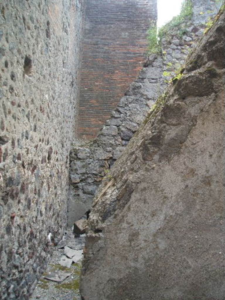 VII.1.15 Pompeii. May 2005. Looking south from entrance doorway.