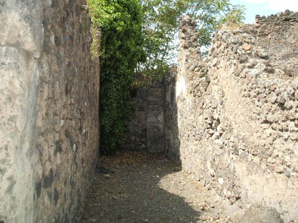 VII.1.18 Pompeii. May 2005.  Looking west across long narrow room.
According to Fiorelli, it was a corridor belonging to the Stabian Baths complex, with a bricked-up doorway at the rear.
According to the Eschebach map of Pompeii, it may have been a rear entrance from VII.1.47.
See Pappalardo, U., 2001. La Descrizione di Pompei per Giuseppe Fiorelli (1875). Napoli: Massa Editore. (p.75)

