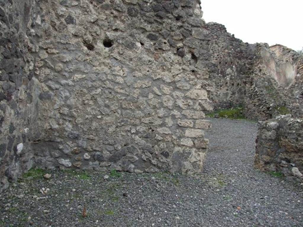 VII.1.21 Pompeii. December 2007. West wall of shop, with doorway to atrium of VII.1.22.