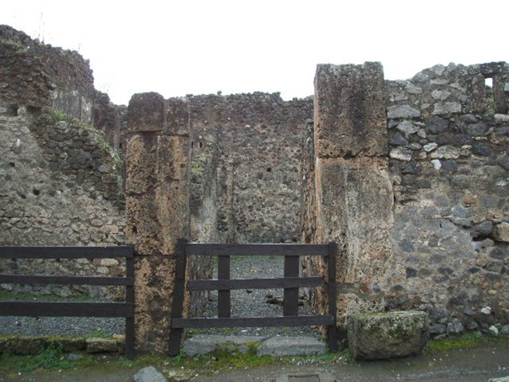 VII.1.22 Pompeii. December 2004. Entrance on Via Stabiana, looking west. In March 1848, red painted graffiti was found on the pilaster between VII.1.21 and VII.1.22, on the left.

Cn(aeum)  Helvium  Sabinum  aed(ilem)
[]  rog(at)  Caprasia  fac(it)     [CIL IV 923]

See Pagano, M. and Prisciandaro, R., 2006. Studio sulle provenienze degli oggetti rinvenuti negli scavi borbonici del regno di Napoli.  Naples : Nicola Longobardi.  (p.164)
