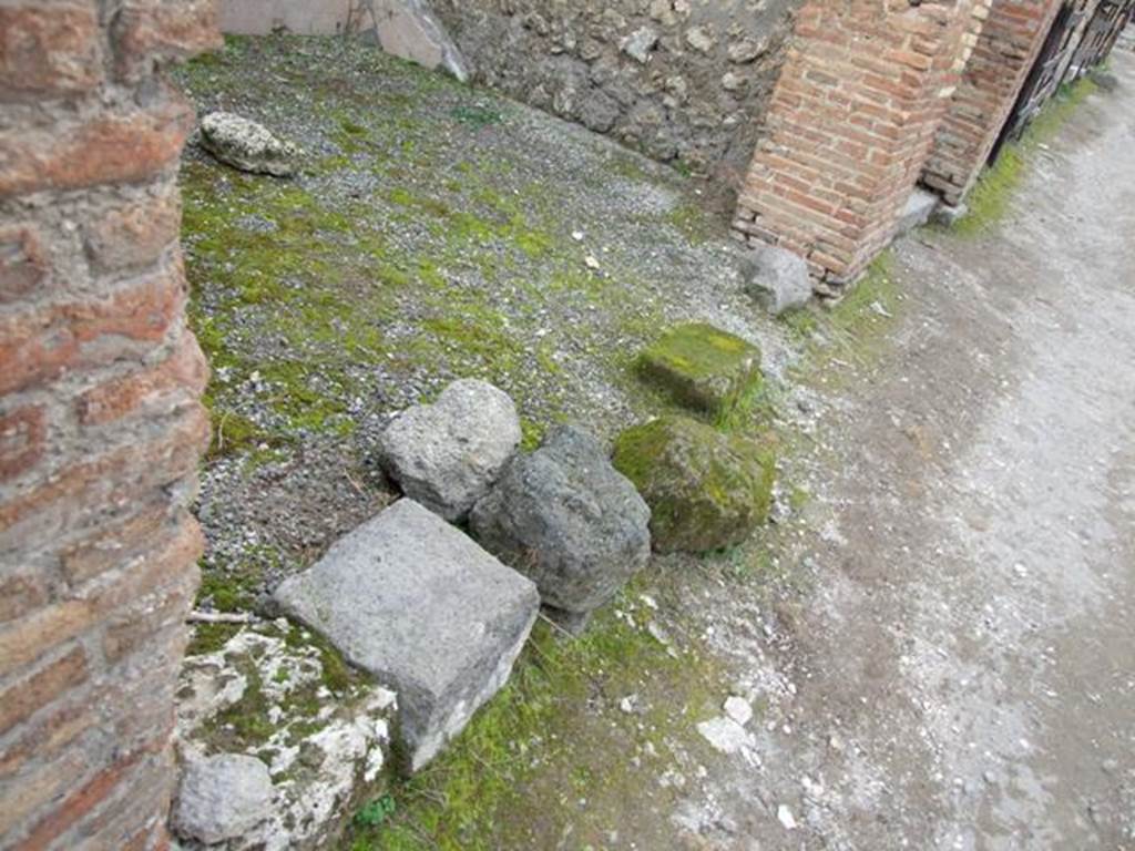 VII.1.24 Pompeii.  Shop.  December 2007.  Front of shop floor adjoining pavement.