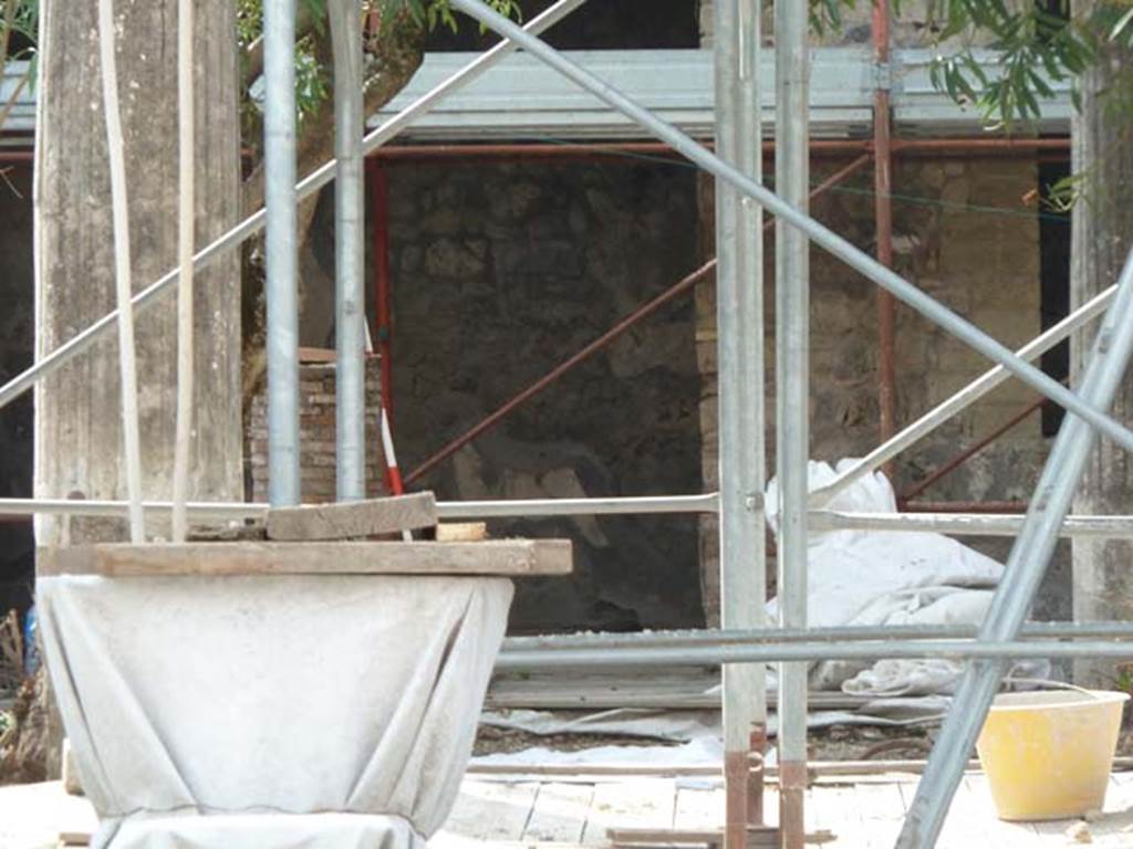 VII.1.25 Pompeii. September 2015. Looking across atrium towards exedra 33, during restoration.