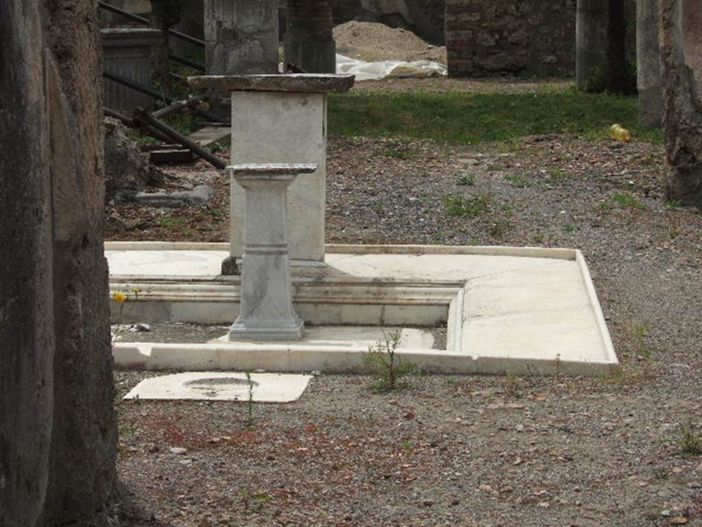 VII.1.25 Pompeii. May 2006. Looking west across impluvium and marble podium in atrium 24.
