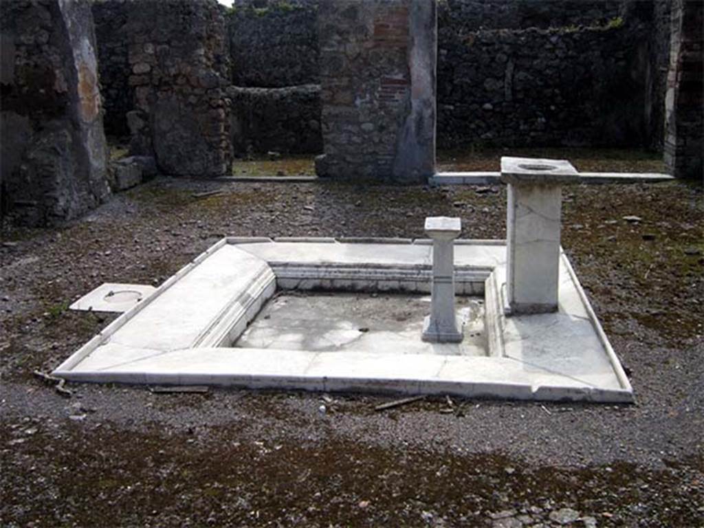 VII.1.25 Pompeii. 2005. Looking south across impluvium and marble podium in atrium 24.